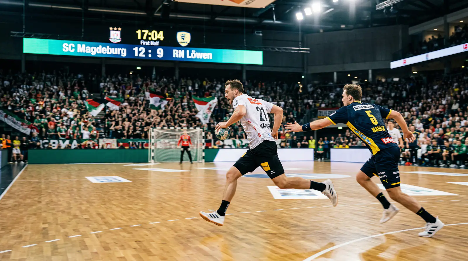 Spannendes Handball-Livespiel mit Spielern in voller Aktion