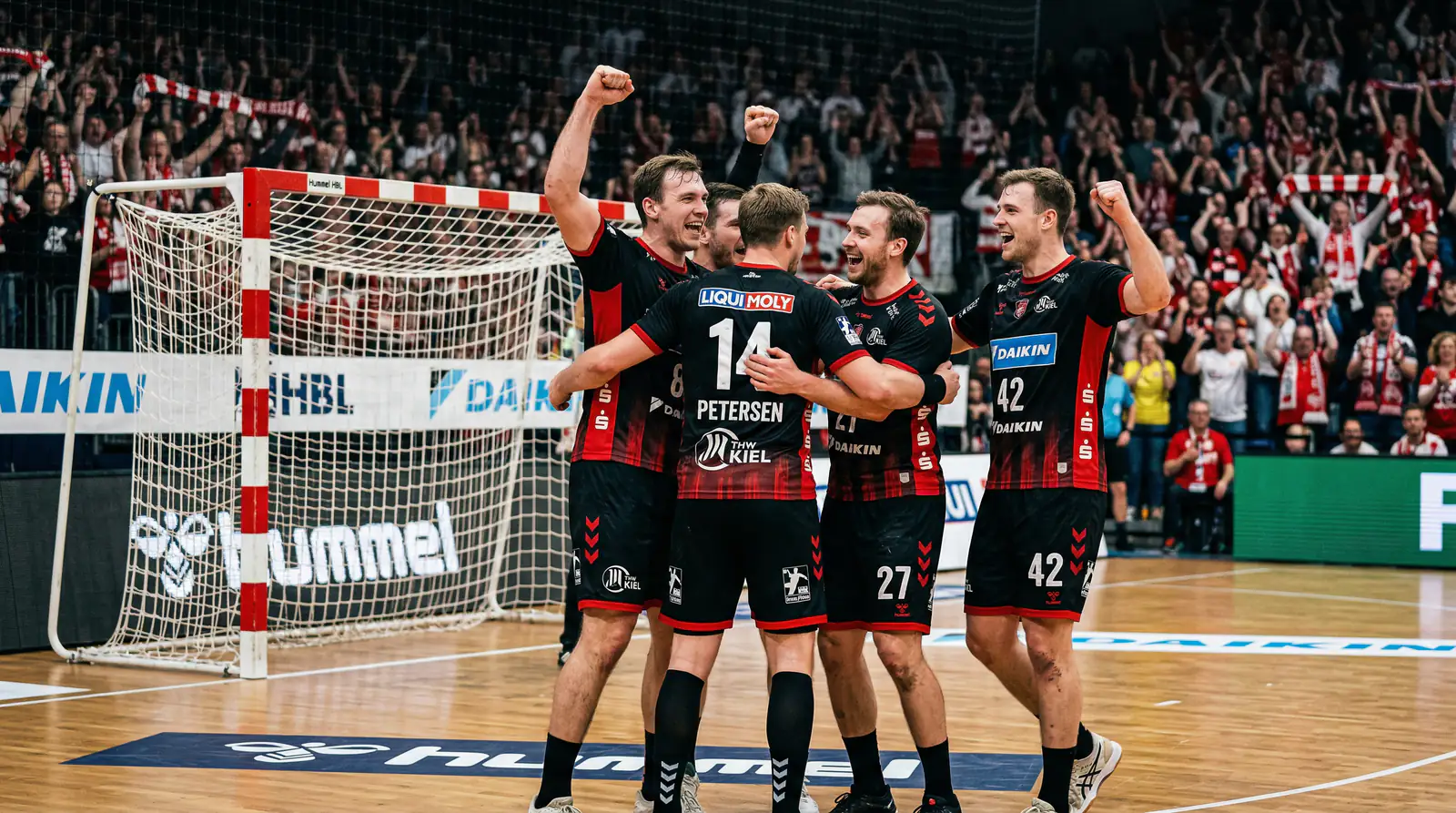 Handball-Mannschaft feiert einen Treffer in der Bundesliga-Halle