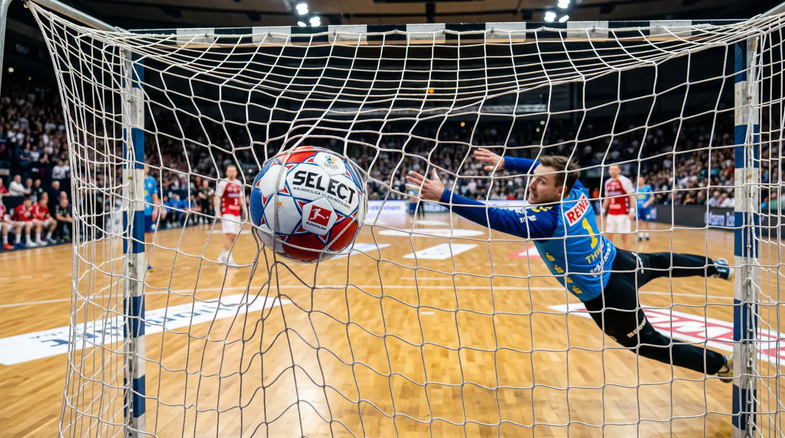 Handball trifft ins Tornetz bei einem Bundesliga-Spiel