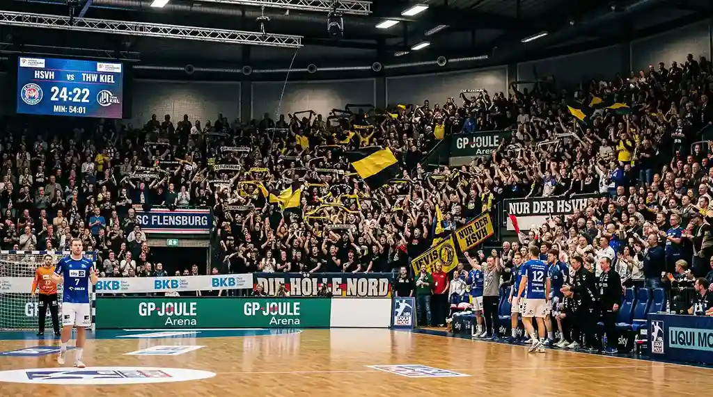 Begeisterte Handballfans in einer vollen Arena bei einem Flensburg-Spiel