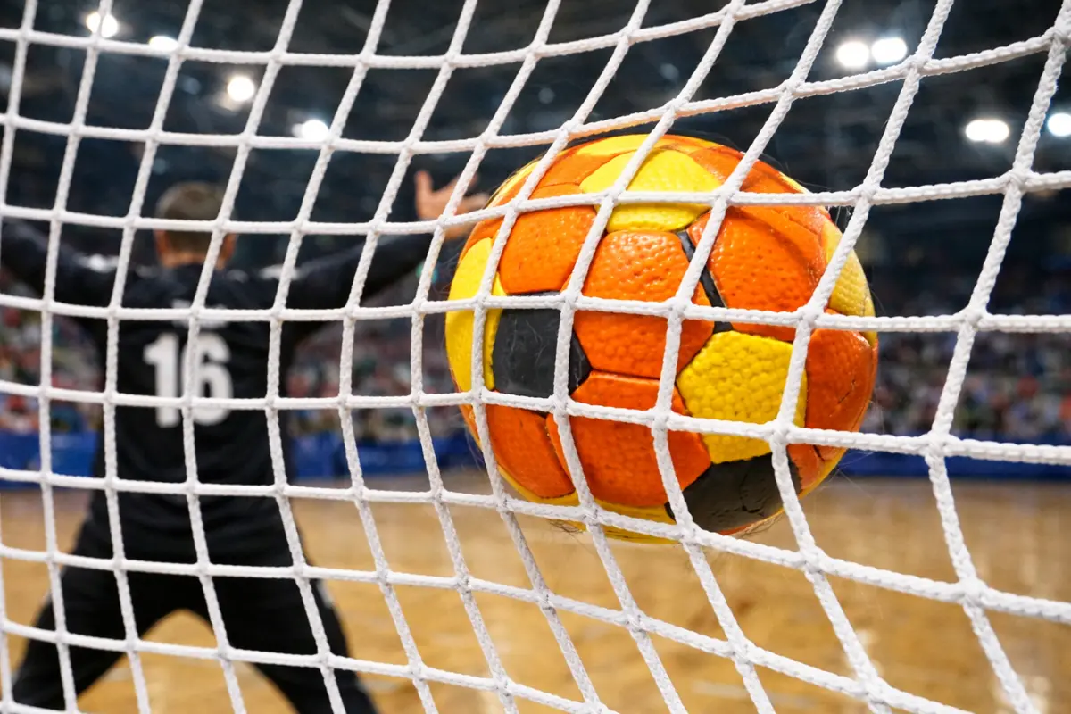 Handball fliegt ins Tornetz während eines Spiels